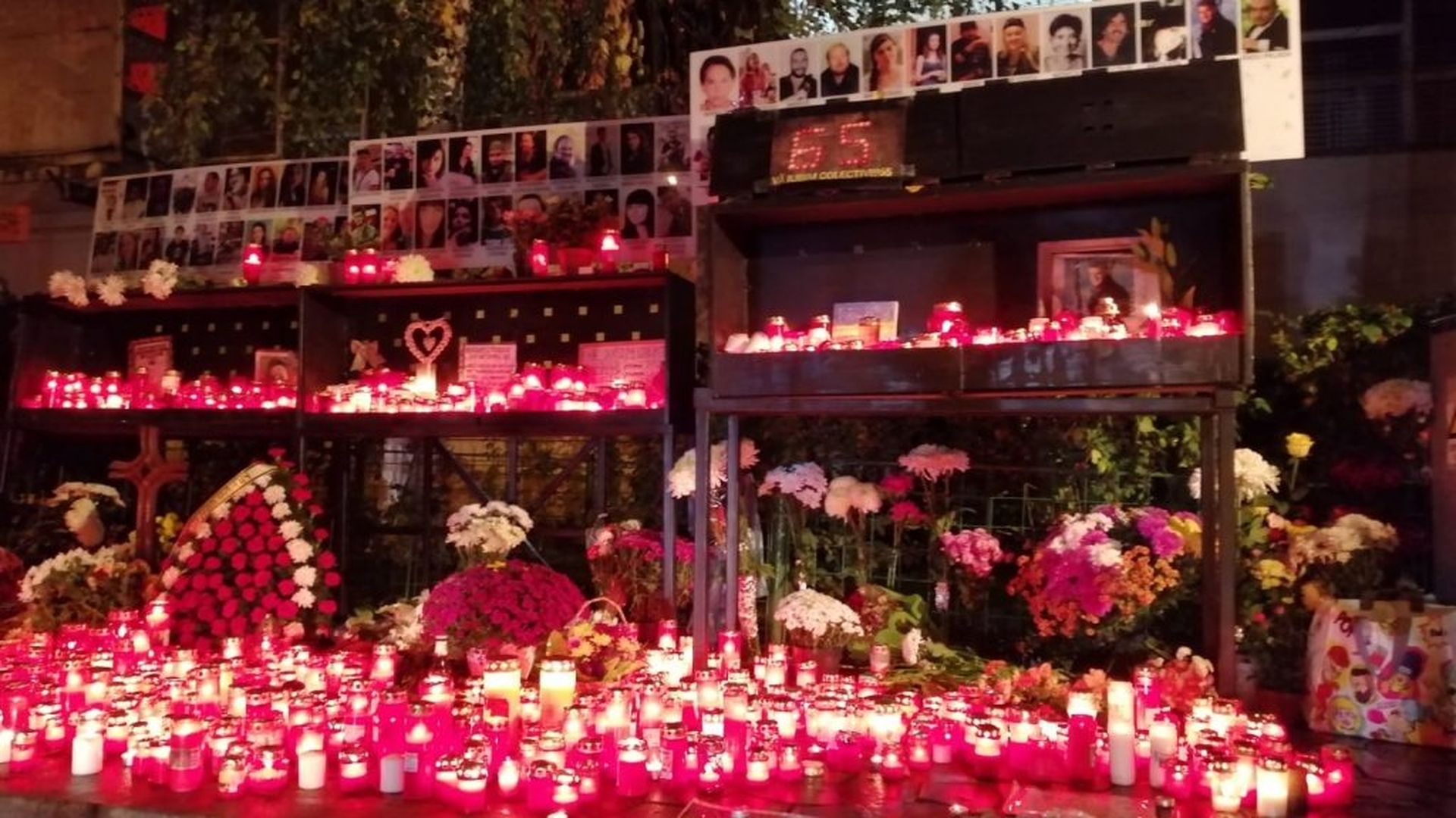 Imagini dureroase. Zeci de oameni adunați cu lumânări și coroane de flori în fața clubului Colectiv, la 5 ani de la tragedie