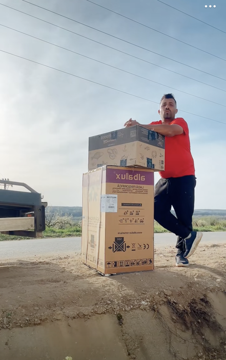 După ce l-a umilit pe Dorian Popa pentru 2 pizza, Adelin Petrișor a primit două colete de la Pescobar. Ce se afla în ele