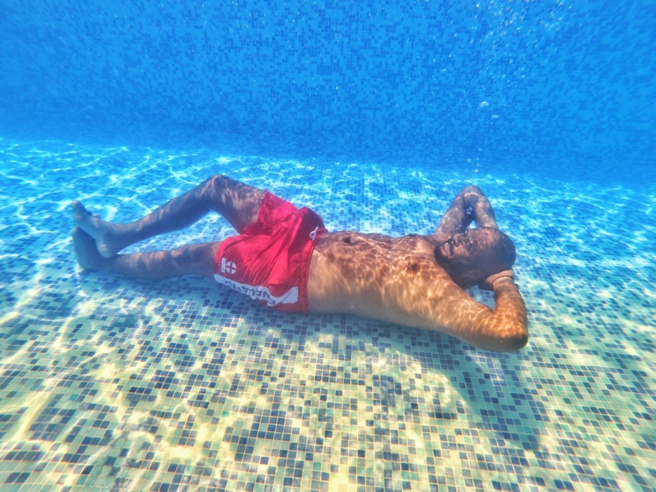 Însărcinată în 7 luni, Andreea Ibacka s-a distrat la piscină într-un costum de baie sexy. Detaliul rușinos pe care nu l-a putut ascunde
