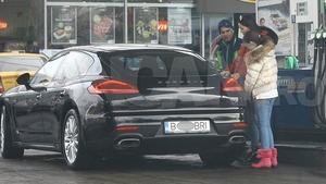 Soţia lui Ilie Năstase a păţit-o chiar de Anul Nou. S-a urcat în Porsche şi... l-a rupt în benzinărie!