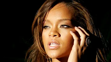 Rihanna a pozat TOPLESS! Cum arata bustul nesiliconat al solistei de 25 de ani! Fanii vor fi incantati de imaginile astea