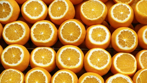 Tu știi ce culoare au portocalele de fapt? Află povestea culorii acestor fructe dar și a numelui culorii oranj