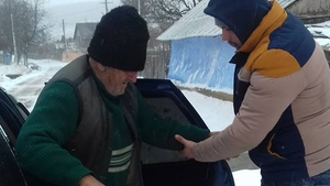 Iată ce s-a întâmplat cu bătrânul din Roman pe care nici un medic nu l-a băgat în seamă. Un tânăr l-a găsit îngheţat în faţa spitalului, iar apoi...
