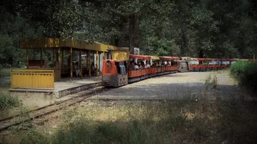 Trenulețul din Satul de Vacanță-cronica unei dispariții anunțate. Un simbol al verilor românești, ajuns fier vechi