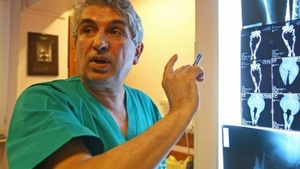 "Fetiţa cu oasele de sticlă", operată acum 10 ani de Gheorghe Burnei i-a transmis un mesaj emoţionant medicului: "Să-i dea Dumnezeu…" 