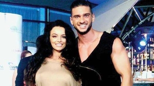 Imagini interzise cu iubita lui Dorian Popa! Ce face Claudia in timp ce actorul sufera in Africa! S-a dezbracat si...