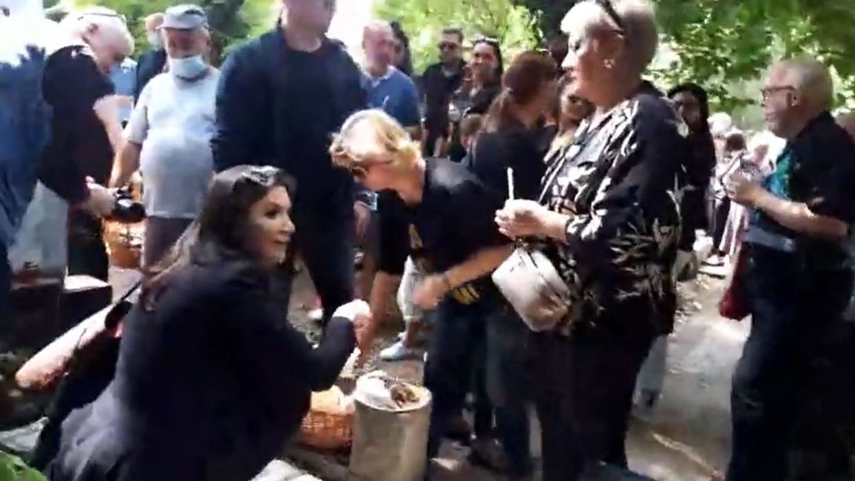 Mara Bănică şi Serghei Mizil, glume sinistre după ce sicriul lui Costin Mărculescu a fost coborât în groapă! Imaginile care nu s-au difuzat la TV