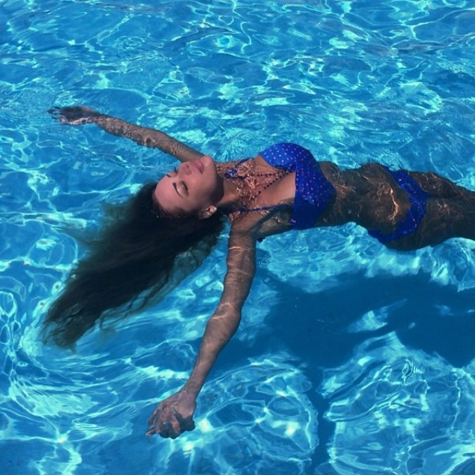Bianca Drăgușanu, fotografiată ieșind din duș. Nu are haine pe ea