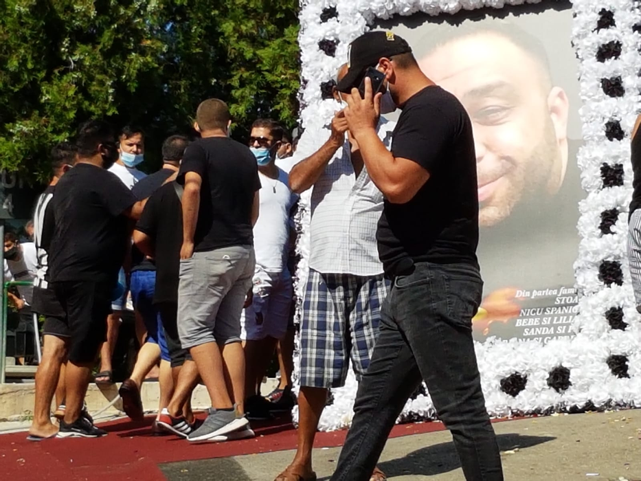 Florin Salam, distrus de durere la înmormântarea lui Emi Pian: ”Sunt supărat, n-am dormit de câteva zile…” VIDEO