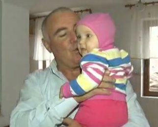 Ce mare s-a făcut sora lui Andrei Bucă, tânărul mort în incendiul din Colectiv! Micuţa Andreea, salvarea părinţilor: ”Pentru Andrei oftăm şi plângem, ea e o mare bucurie!”