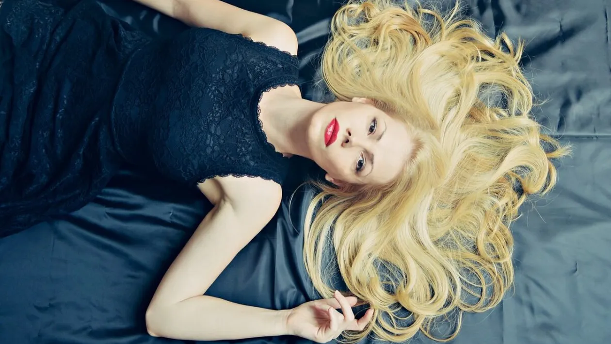 BANC | O blondă, care s-a săturat să râdă toată lumea de ea, se vopsește brunetă, își schimbă numele și pleacă din oraș