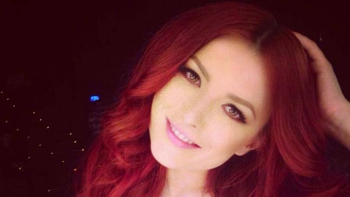 Elena Gheorghe a stralucit intr-o rochie transparenta si cu spatele gol! Admiratorii au fost in extaz