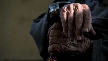 Ce a pățit un bărbat de 86 de ani din București după ce a fost abordat de o femeie pe stradă. A rămas fără economiile de o viață. „Mi-am dat seama imediat”