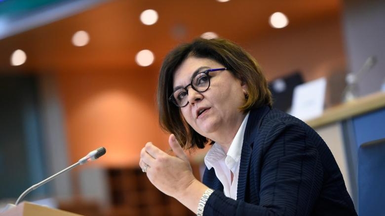 Anunțul făcut de Adina Vălean! Companiile aeriene sunt obligate să returneze banii pentru zborurile anulate
