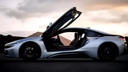 Cum a reușit o chelnăriță din SUA să cumpere în 8 zile 7 mașini de lux și 3 motociclete cu o simplă declarație