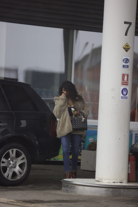 Laurette și-a cumpărat mini-narghilea din benzinărie și va pleca acasă (Foto: CANCAN.RO)