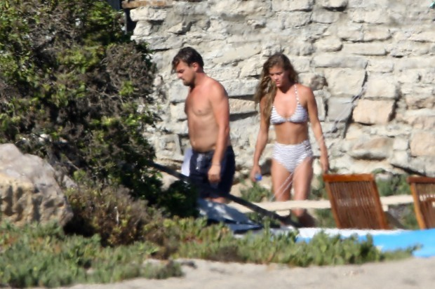FOTO! LEONARDO DiCaprio, scene fierbinţi pe plajă! Actorul şi noua iubită nu s-au putut abţine din tandreţuri