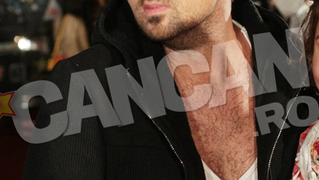 Cu pieptul dezgolit si bine imblanit! Vezi ce artist celebru a infruntat frigul de la Brasov cu acest decolteu adanc si paros...