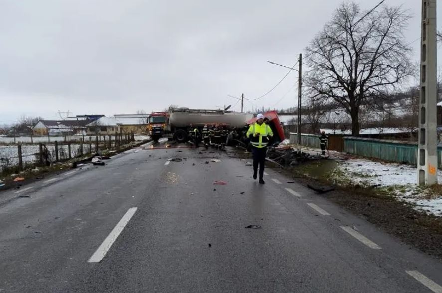 Filmul tragediei de pe E85. Constantin, Teodora și Sofia n-au mai avut nicio șansă, după ce mașina lor a ars ca o torță