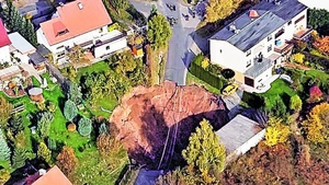 Ditamai craterul a inghitit soseaua
