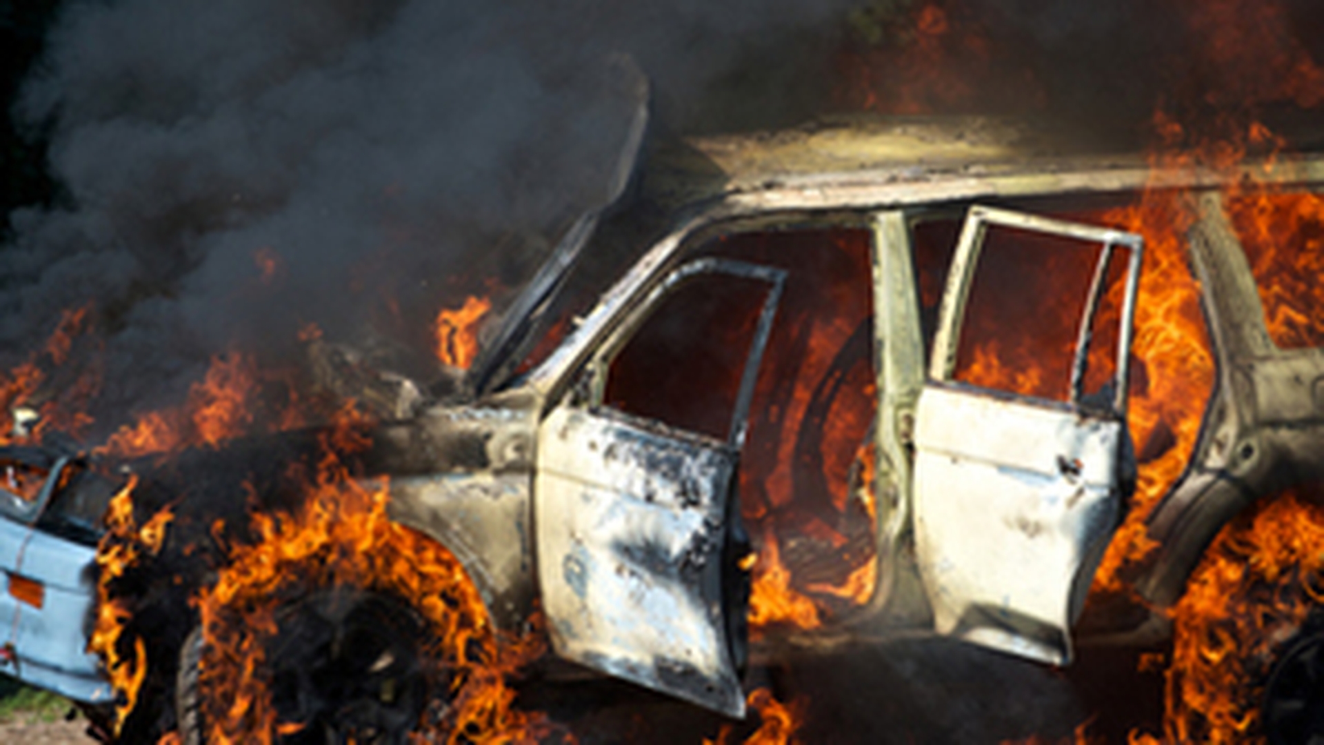 Un bosniac a dat foc masinii in care se aflau cei trei copii ai sai!