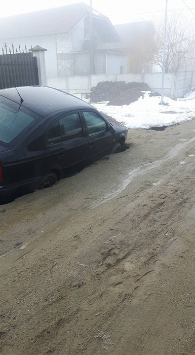 Drumul s-a surpat cu tot cu mașină
