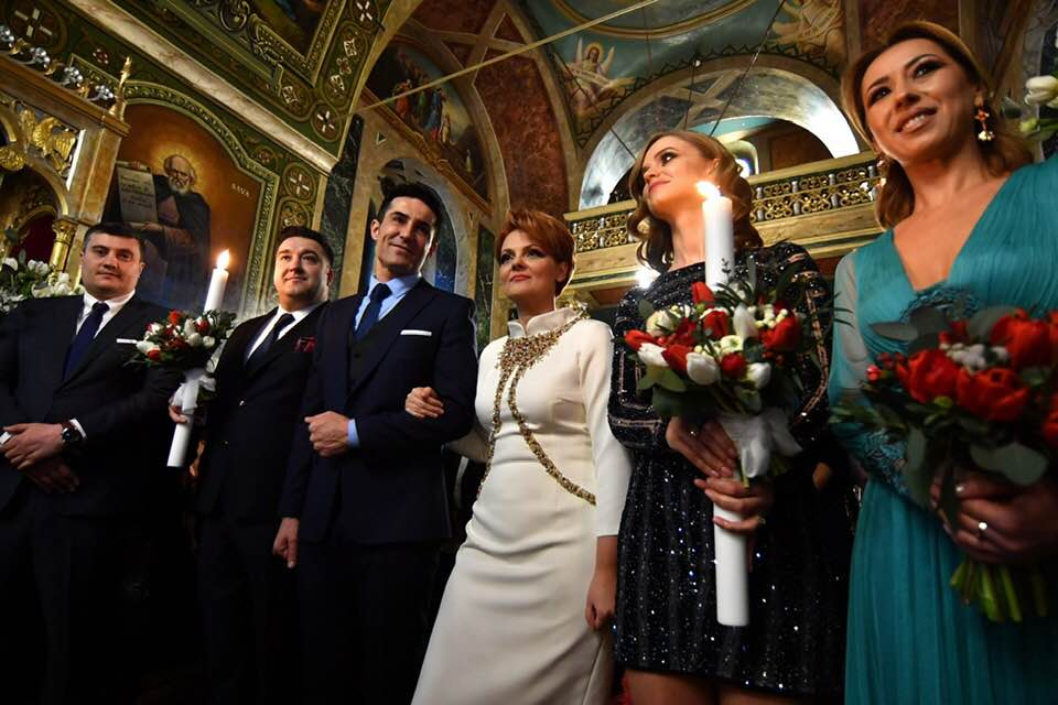 Primele imagini de la nunta Liei Olguța Vasilescu și a lui Claudiu Manda! Ce rochie a purtat mireasa în biserică