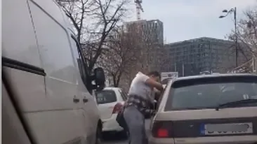 Un șofer care a tăiat calea mai multor mașini s-a enervat că a fost claxonat pentru acest gest! S-a dat jos din mașină și a împărțit pumni în stânga și în dreapta! Incredibil ce a făcut soția șoferului bătăuș VIDEO
