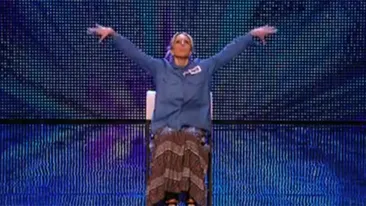 VIDEO Cu miscările astea a ridicat o sală întreagă în picioare! I-a dansat in poală unui jurat până şi-a restras votul