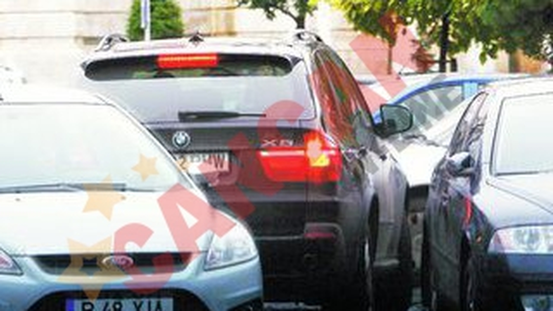 Se chinuie minute bune sa parcheze