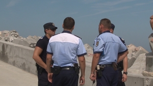 Pericol în Vama Veche! Un turist a a amenințat clienții unui local cu un box metalic și o substanță vegetală
