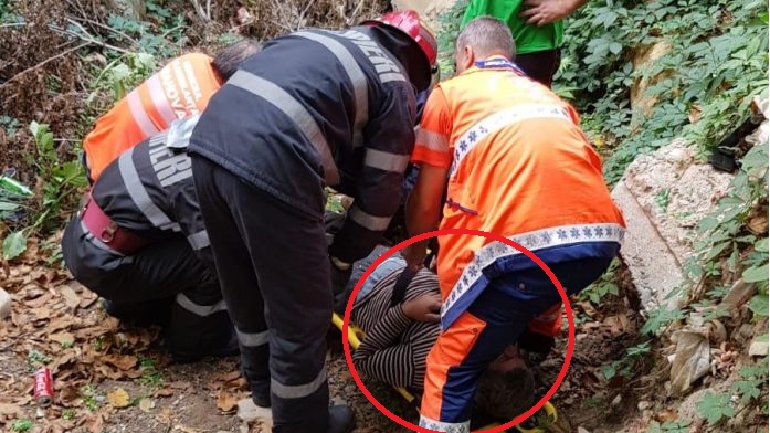 Imagini incredibile de la salvarea unui bărbat care a căzut într-un canal de irigații. Pompierii au intervenit imediat