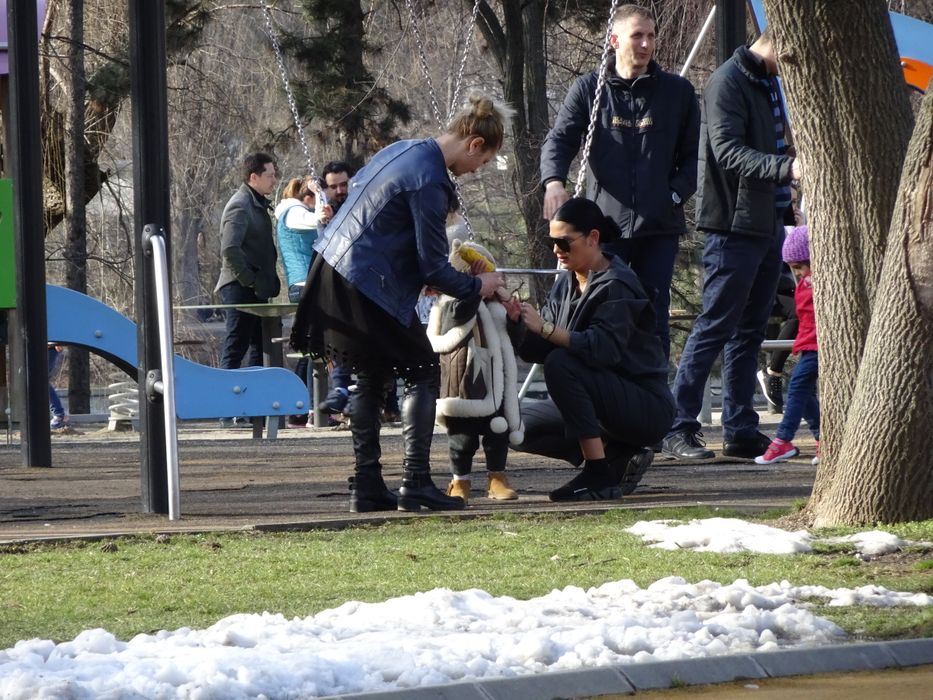 Roxana Dobre a ieșit în parc alături de cele două fetițe, câteva prietene, dar și de sora lui Florin Salam