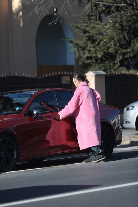 Theo Rose și iubitul, gesturi tandre în fața prietenilor! Pentru ce outfit-uri au optat artista și nepotul lui Nea Mărin!