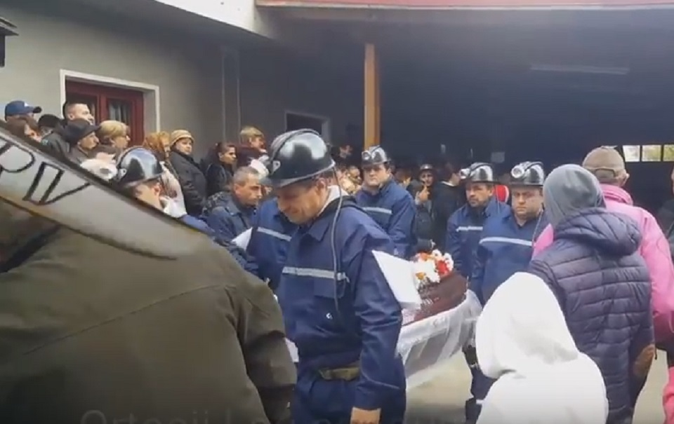 VIDEO / Condus pe ultimul drum cu lacrimi amare! Gestul emoţionant făcut de ortaci pentru minerul înmormântat chiar de ziua lui