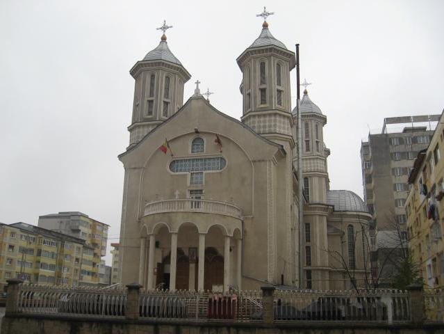 Îți dau lacrimile! Povestea preotului din Bacău care a hașurat curtea bisericii ca să fie respectată distanțarea socială