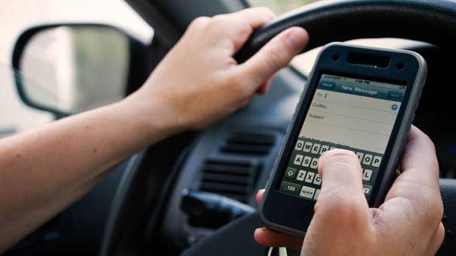 Ce amendă poți lua dacă vorbești la telefon la volan