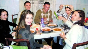 Alina a sustras bani din contul Monicai pentru a-si ajuta iubitul intemnitat! El este motivul unui scandal monstru intre surorile Gabor