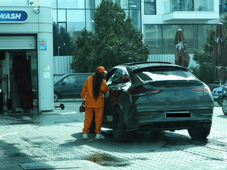 Iubita încearcă să-i ia fața lui Dorian Popa!