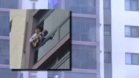Un bărbat de 39 de ani, din Chiajna, amenință că se aruncă de la etajul 5. Negocieri cu serenade: din când în când, iese la balcon și cântă la chitară