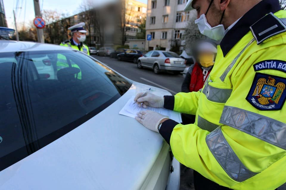 O femeie din Iaşi a fost prinsă de Poliţie pe stradă fără adeverinţă! A început să tremure şi… Ce i-a făcut poliţistul: “Să vă dea Dumnezeu sănătate”