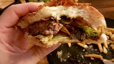 Ți se întoarce stomacul pe dos! Cele mai odioase țepe pe care le-au luat românii când au comandat mâncare la domiciliu