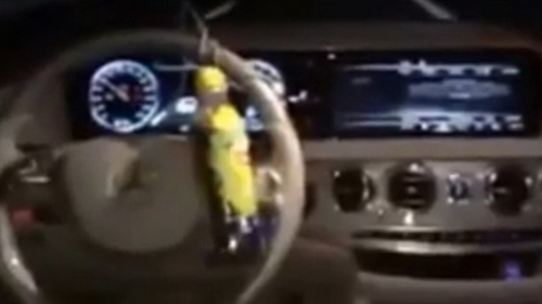 INCONSTIENTA SORA CU MOARTEA! Un roman a pacalit sistemul de pilot automat si s-a mutat pe bancheta din spate: "Merge, nu murim"