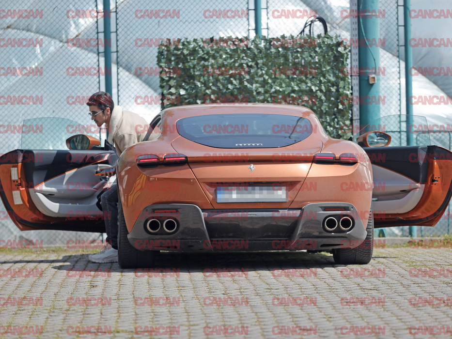 Sebastian Dobrincu coboară dintr-un Ferrari Roma de 240.000€