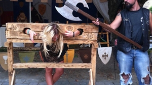 Delia este neinfricata! A incercat ghilotina la Festivalul Medieval de la Sighisoara!