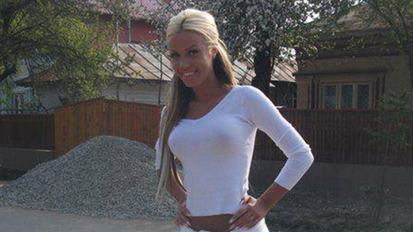 Pamela Anderson ar fi invidioasa! Loredana Chivu, intr-un costum de baie excesiv de mulat. Silicoanele mai au putin si "evadeaza"