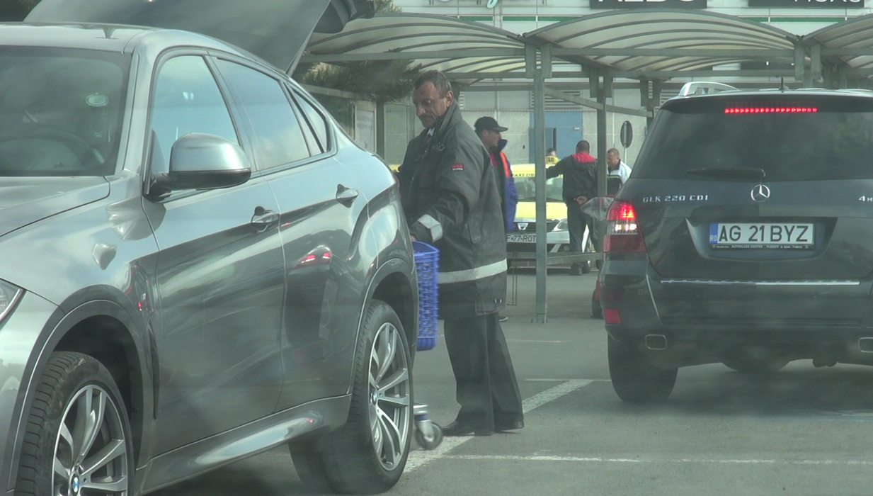Paznicul îi dă o mână de ajutor lui Pepe şi împinge căruciorul mai aproape de portbagaj