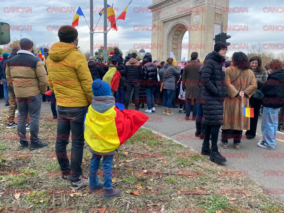 Imagini LIVE de la parada militară de 1 decembrie. Cum au apărut poliţistele la defilare. FOTO