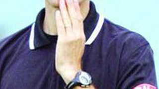 Un arbitru din Liga a II-a, luat la bataie de un spectator! Centralul a primit un pumn in fata!