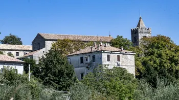 „Cel mai mic oraş din lume” este la doar 12 ore cu maşina de România. 50 de oameni locuiesc aici